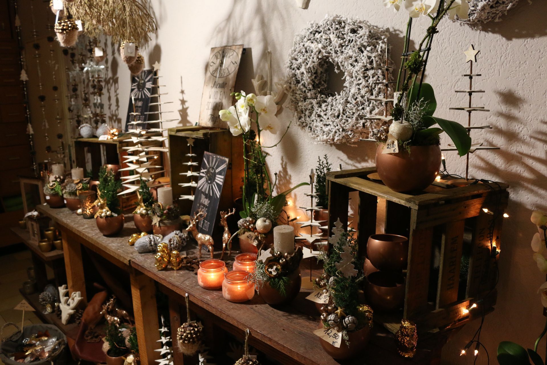 Weihnachtsdeko auf einem Tisch