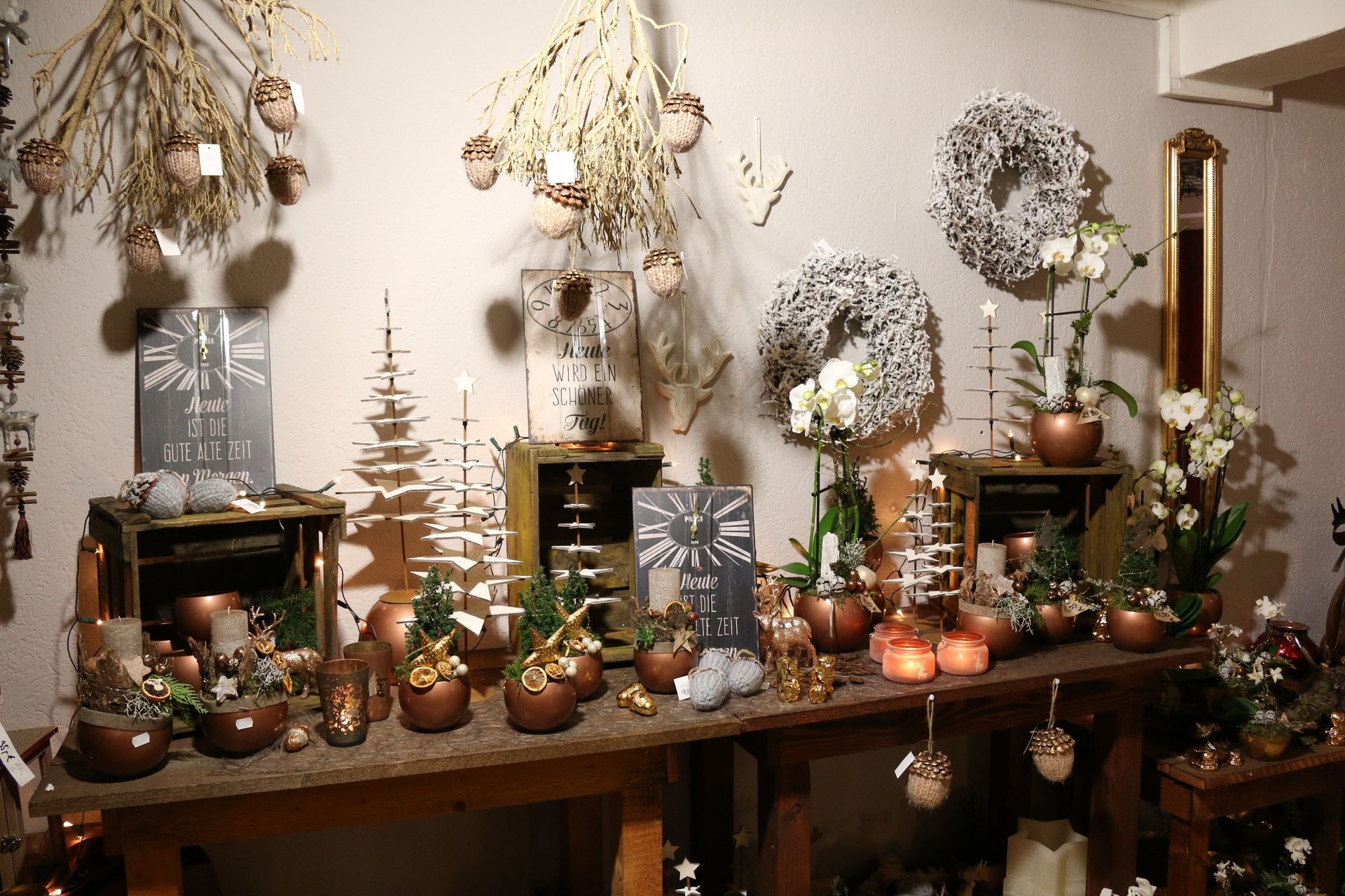 Verschiedene weihnatliche Dekorationsartikel zu Verkauf