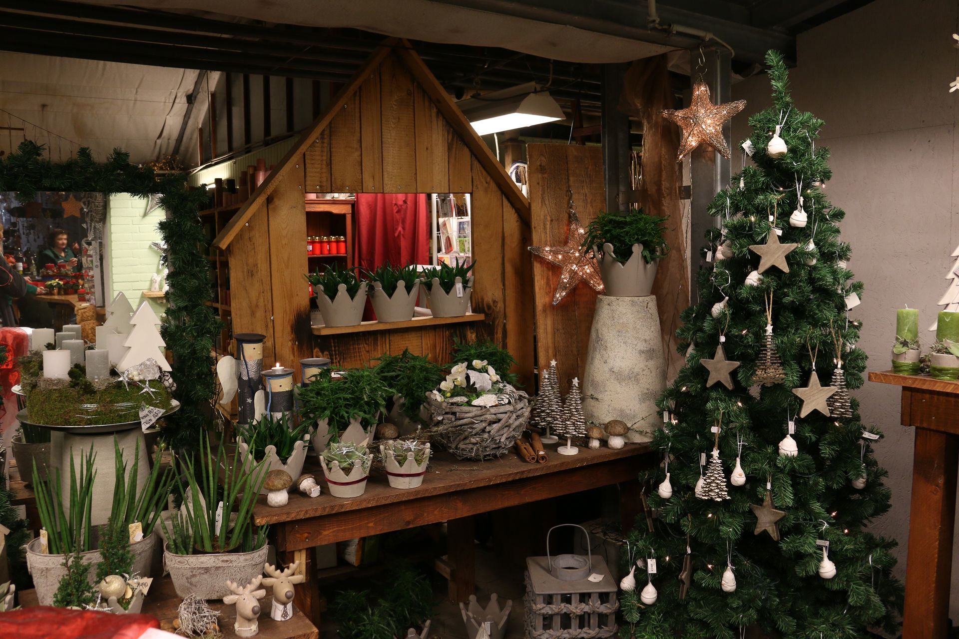 Tisch mit Deko und geschmückter Weihnachtsbaum