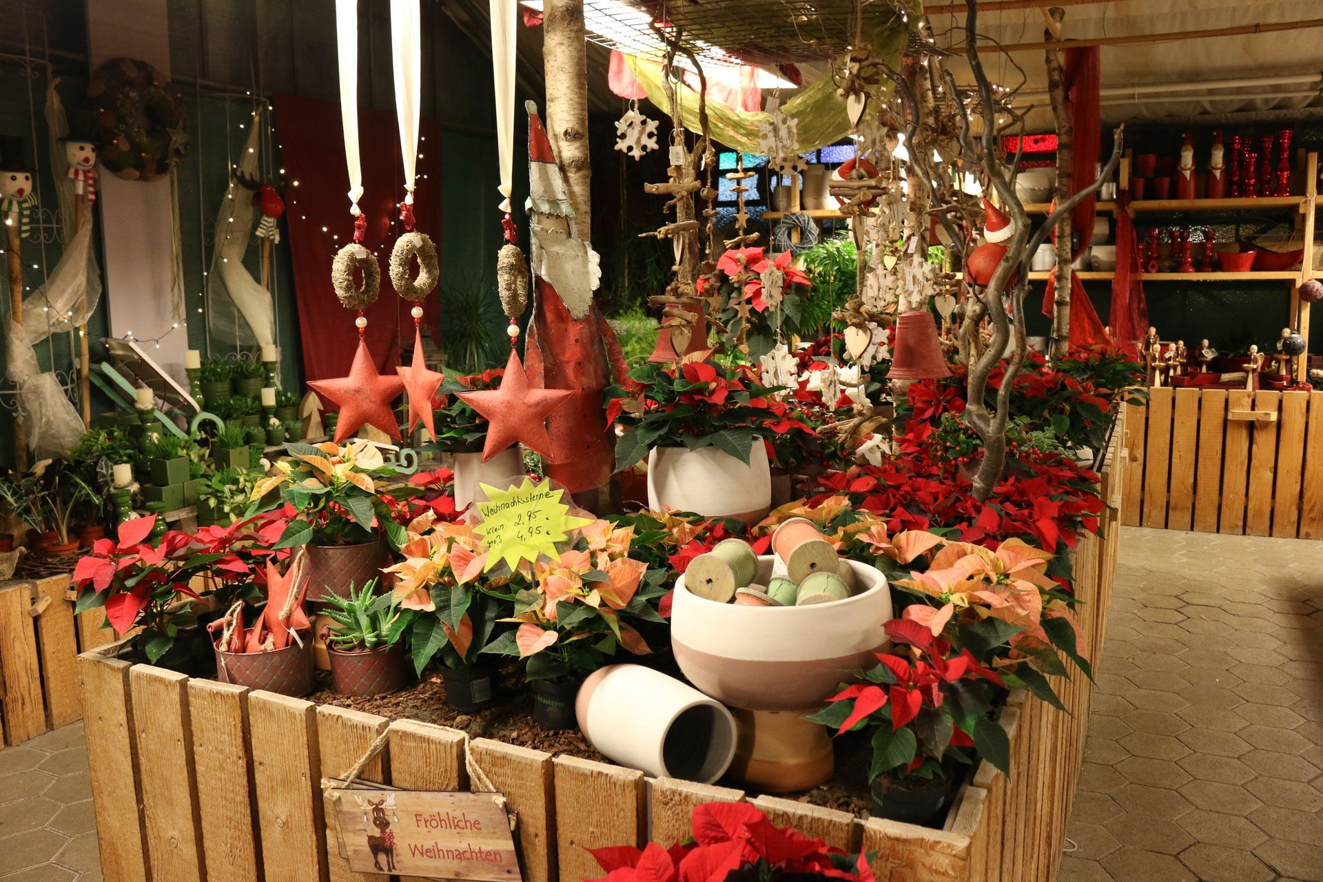 Ladenlokal mit vielen Weihnachtsdekorationen