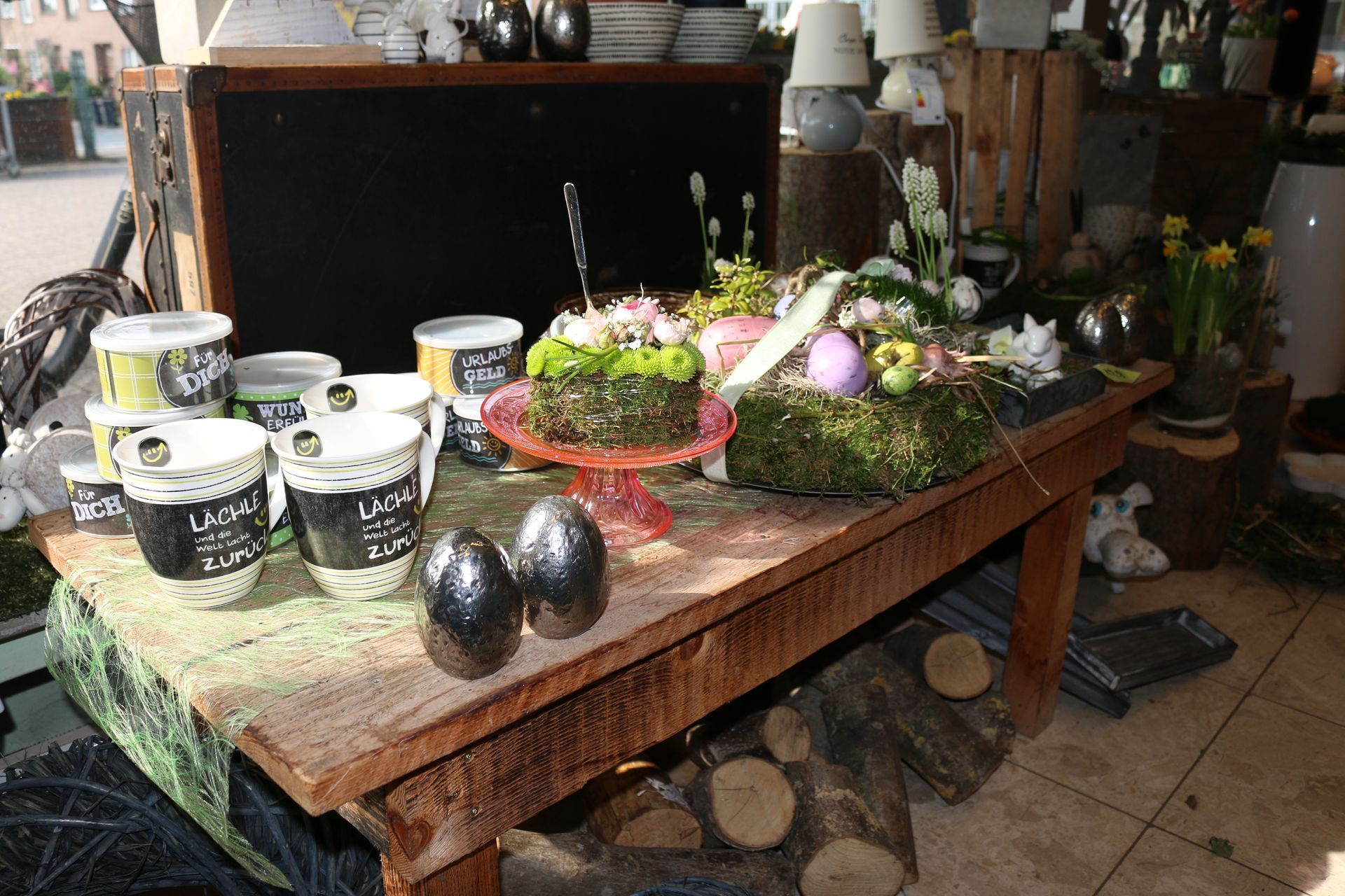 Tisch mit Osterdekorationen