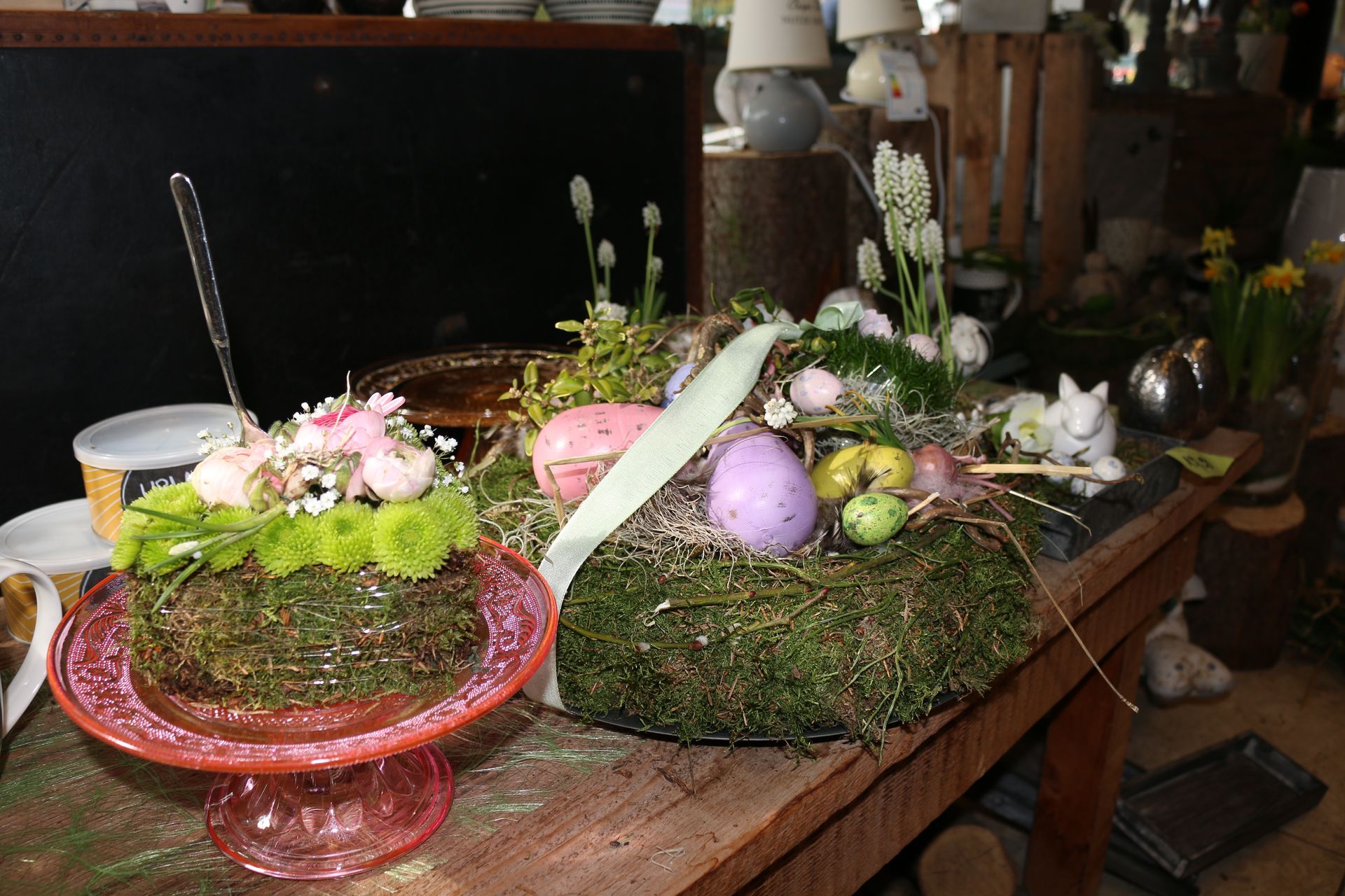 verschiedene Ostergestecke im Laden