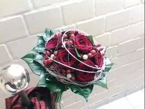 Brautstrauß mit roten Rosen weißen Perlen