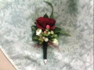 kleiner Strauß mit roten und weißen Blumen