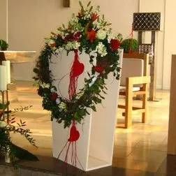 kranzförmiger Blumenschmuck für die Kirche