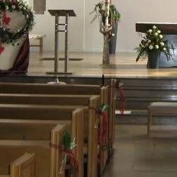 Grabkranz mit dunkler Banderole