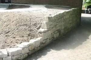 Bau einer Steinmauer