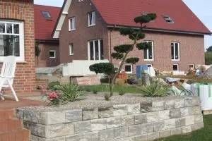 Mauer aus Steinen im Vorgarten