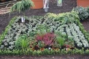 Gepflegten Pflanzenbeet auf einem Friedhof
