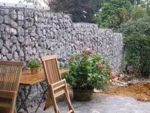 Sichtschutz mit Steinmauer