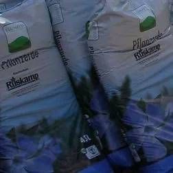 Gestapelte Säcke mit Dünger