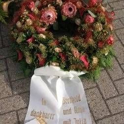Großer Gedenkkranz mit Banderolen