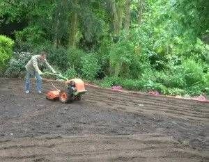 Vorbereitung eines Erdbodens für Rasenverlegung