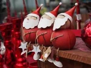 Drei Weihnachtsmänner aus Blech