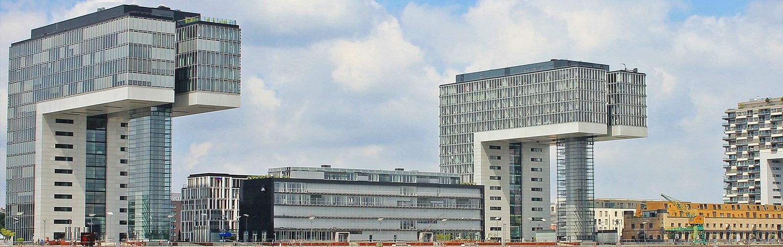 Eine Gruppe hoher Gebäude mit einem blauen Himmel im Hintergrund.