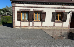 Une cour pavée menant à une maison en briques