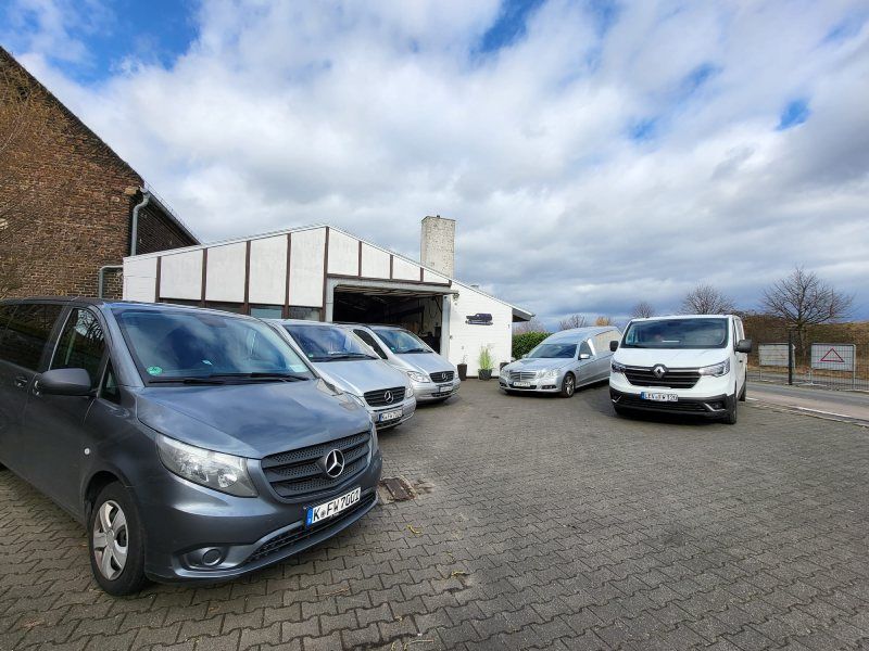 Eine Ansammlung an Bestattungswägen