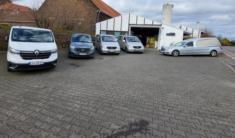 Fahrzeugflotte an Bestattungswägen