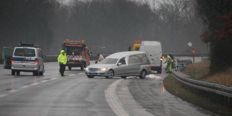 Bestattungswagen im Verkehr