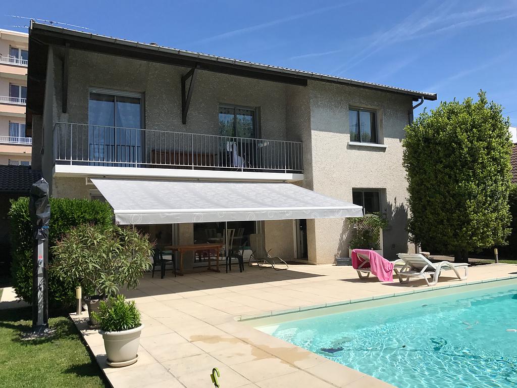 Store bord de piscine