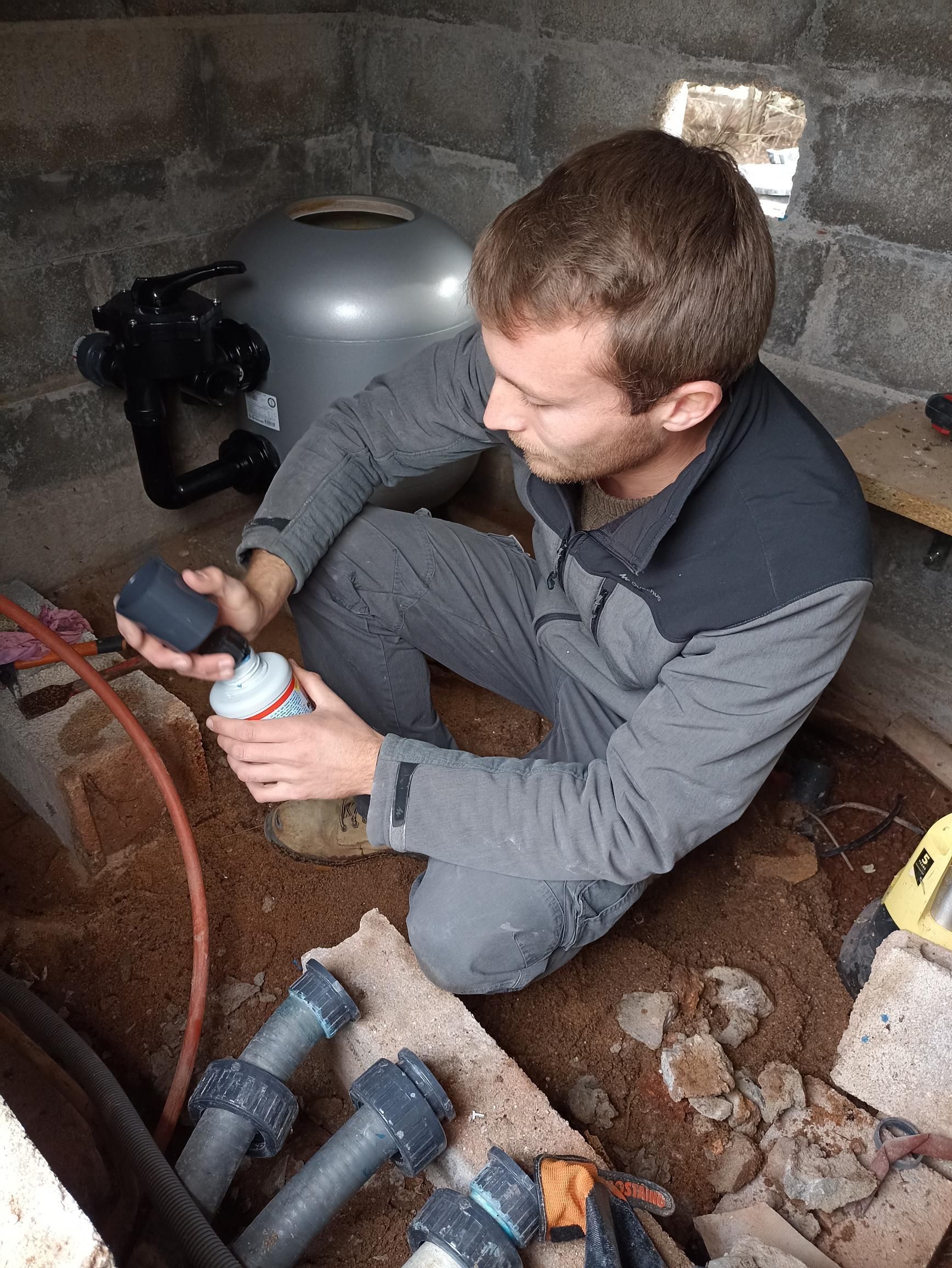 Manipluation de  matériel pour piscine