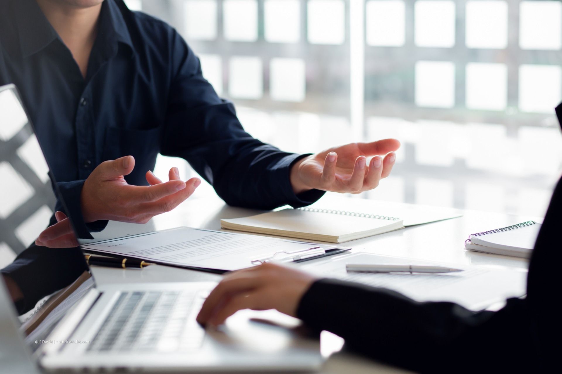 Zwei Personen diskutieren