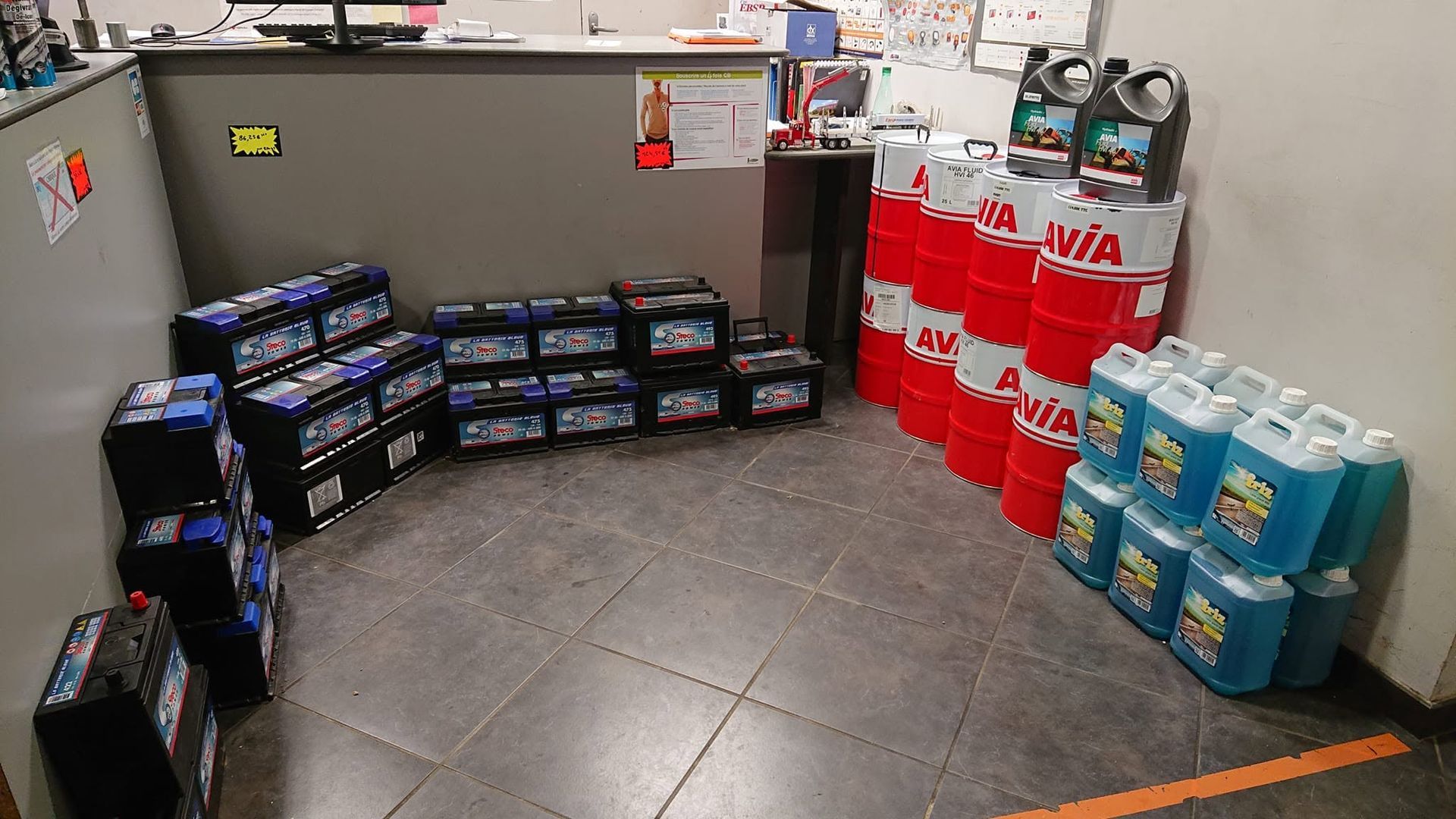 Une sélection d'huiles et de batteries pour véhicules.