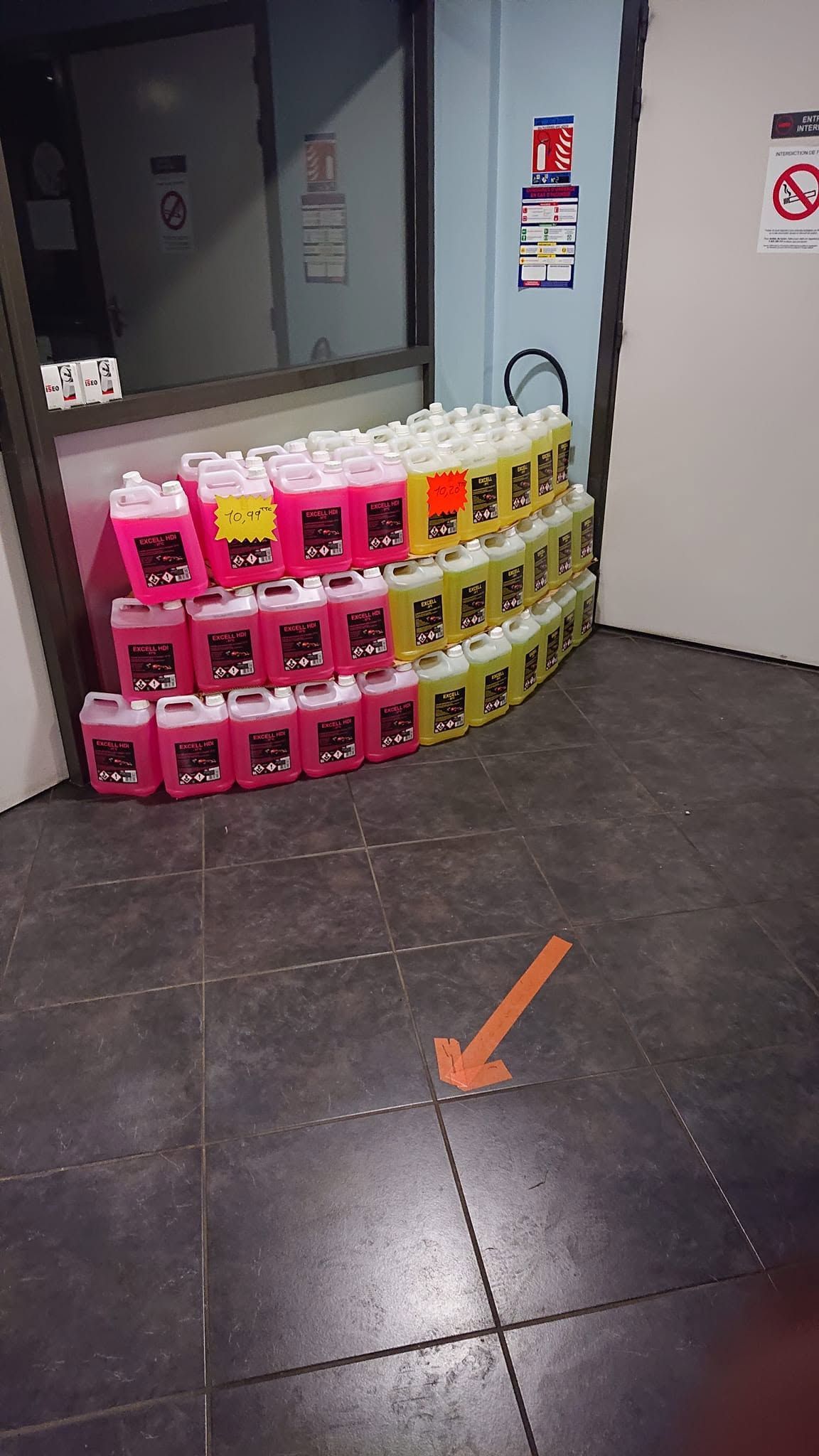 Divers liquides, jaunes ou roses, pour l'entretien de voitures.