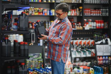 Un homme dans un magasin de pièces et accessoires auto.