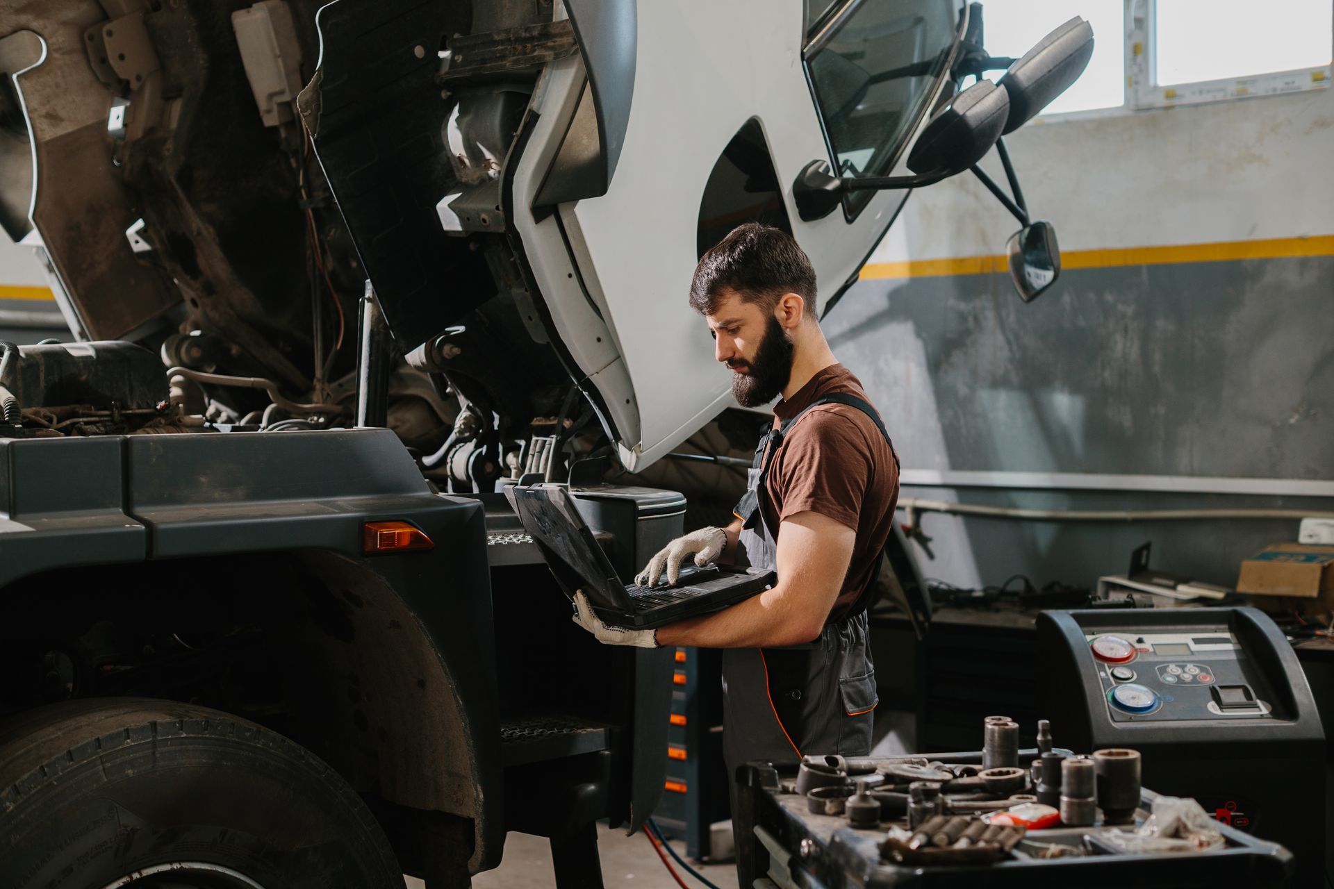 Mécanicien automobile réparant le moteur d'un gros camion.