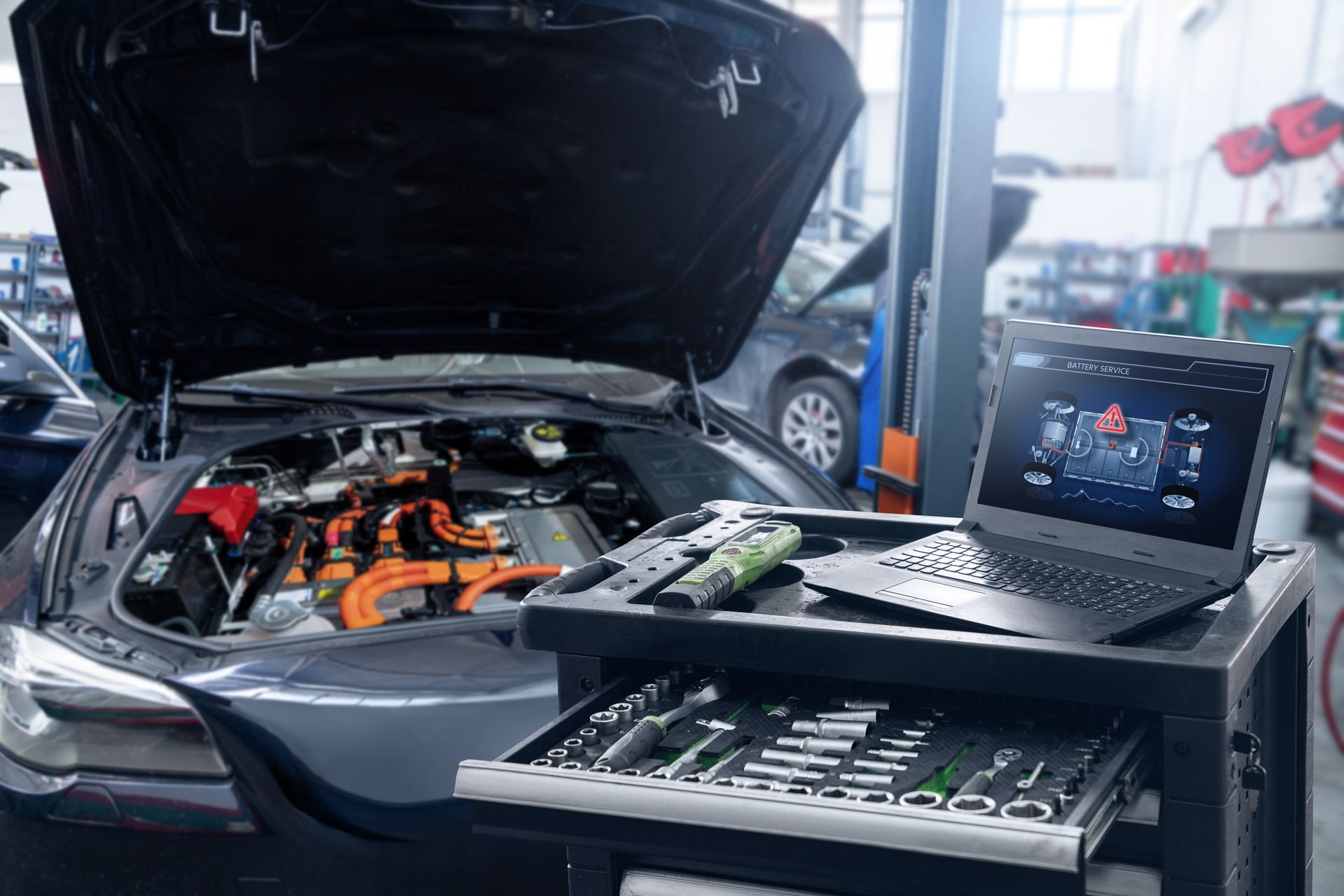 Une voiture au capot ouvert, diagnostic électronique en cours.