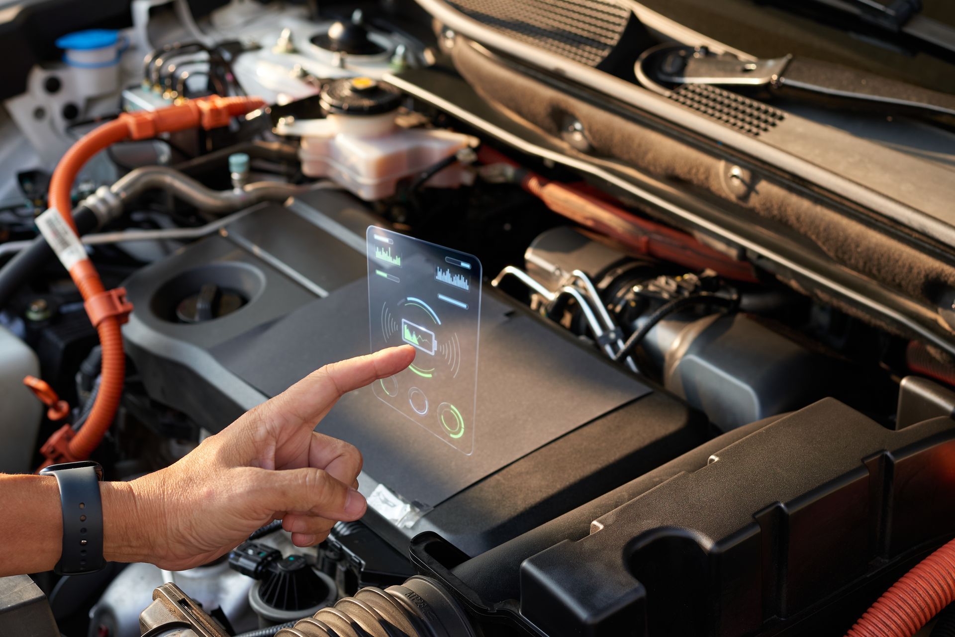 Ingénieur inspectant la batterie d'un véhicule électrique à l'aide d'une interface de diagnostic holographique.