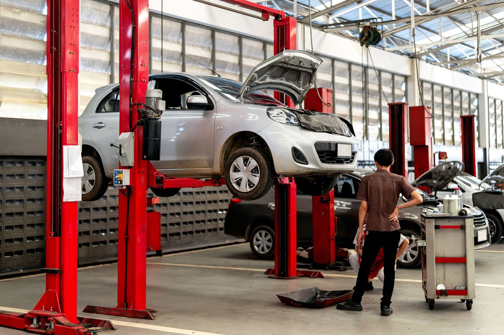 Entretien de voiture en atelier.