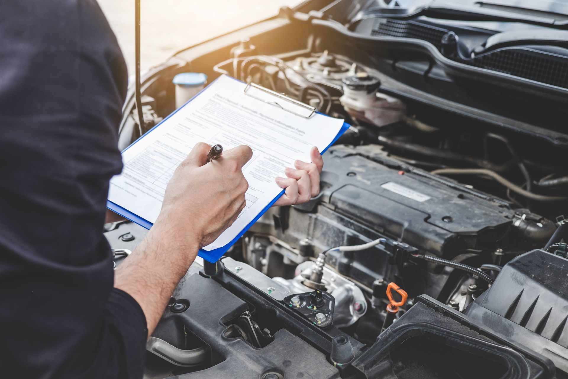 Inspection du moteur d'une voiture.