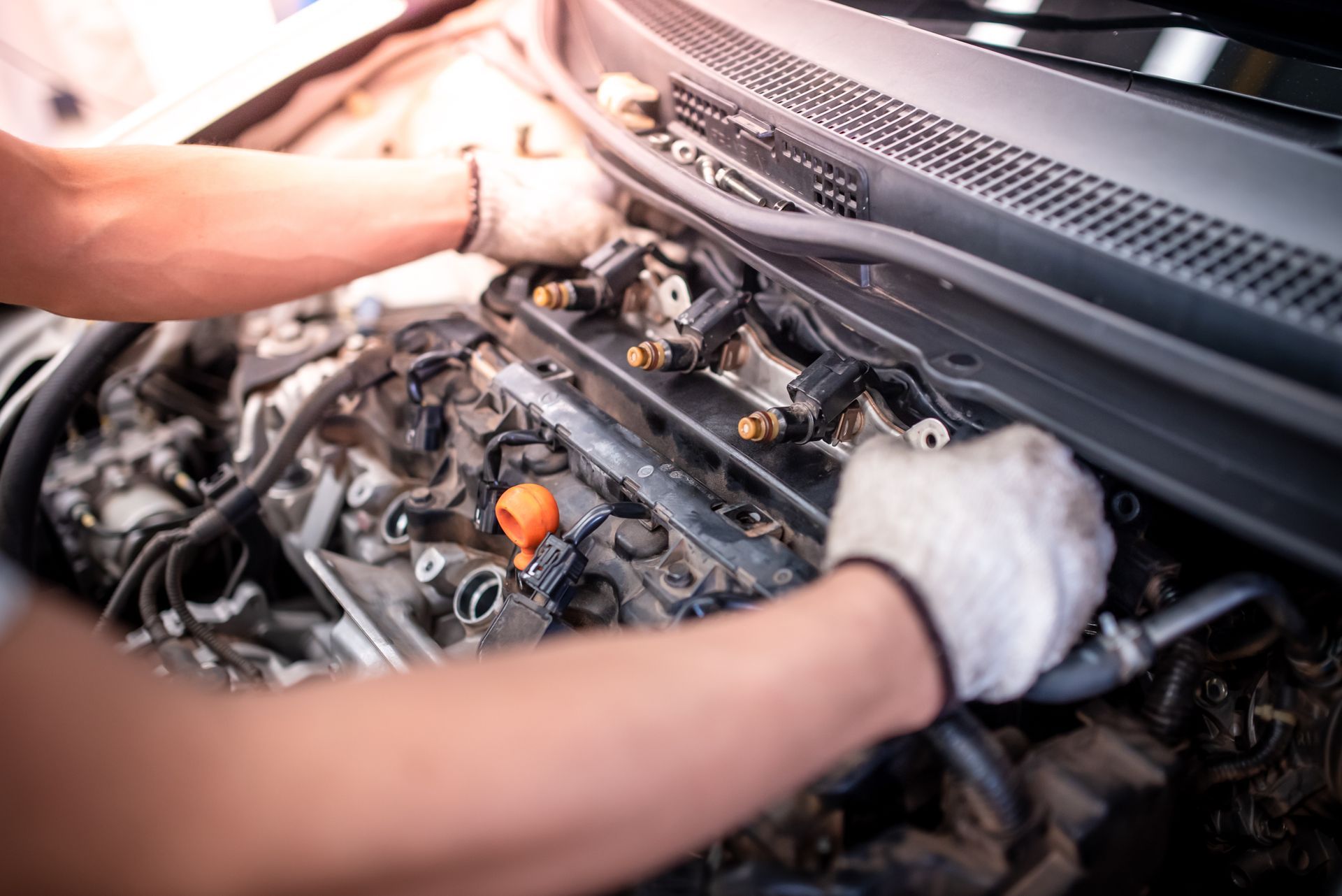 Un garagiste réalise une réparation de voiture.