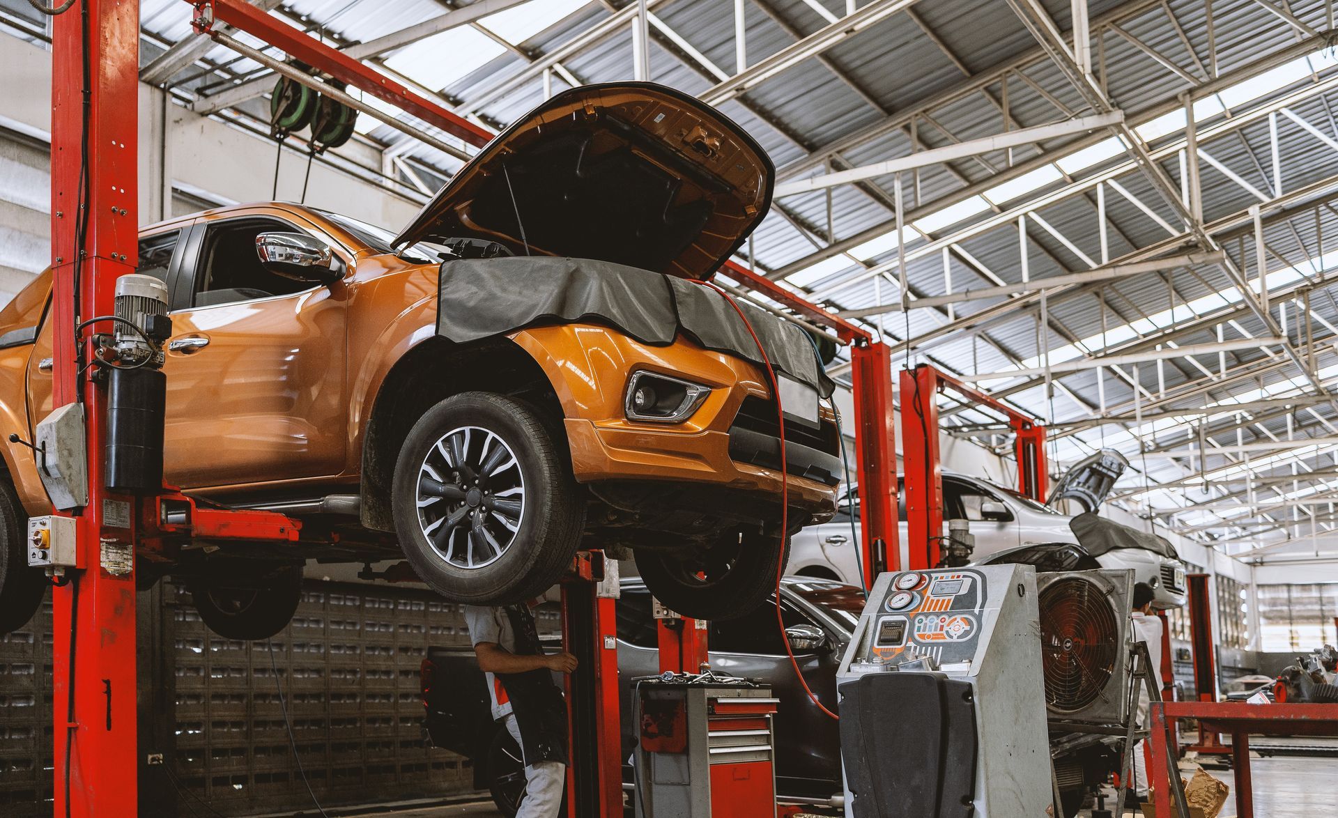 Une voiture dans un atelier de réparation automobile.