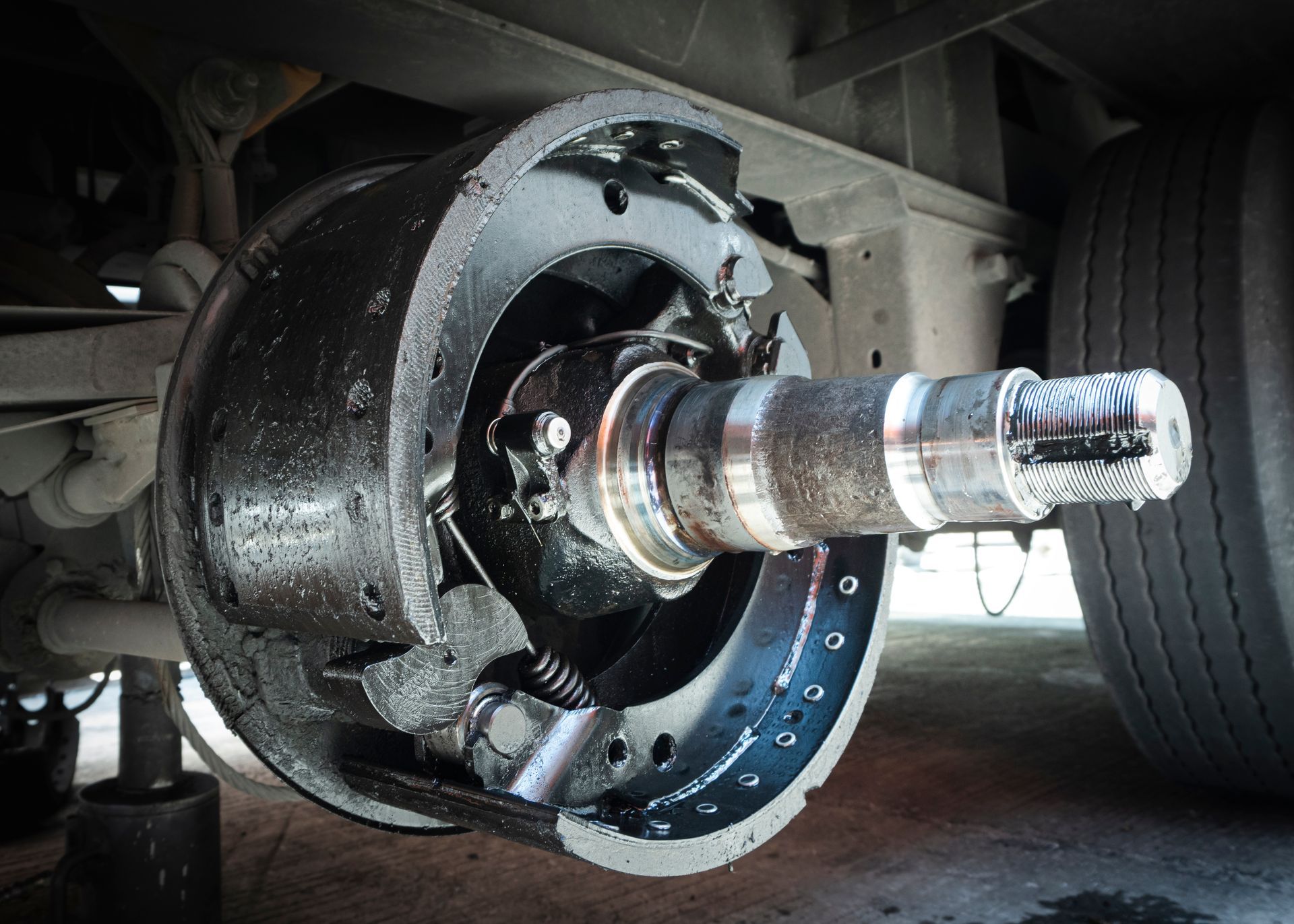 Plaquettes de frein de remorque de camion à remplacer.
