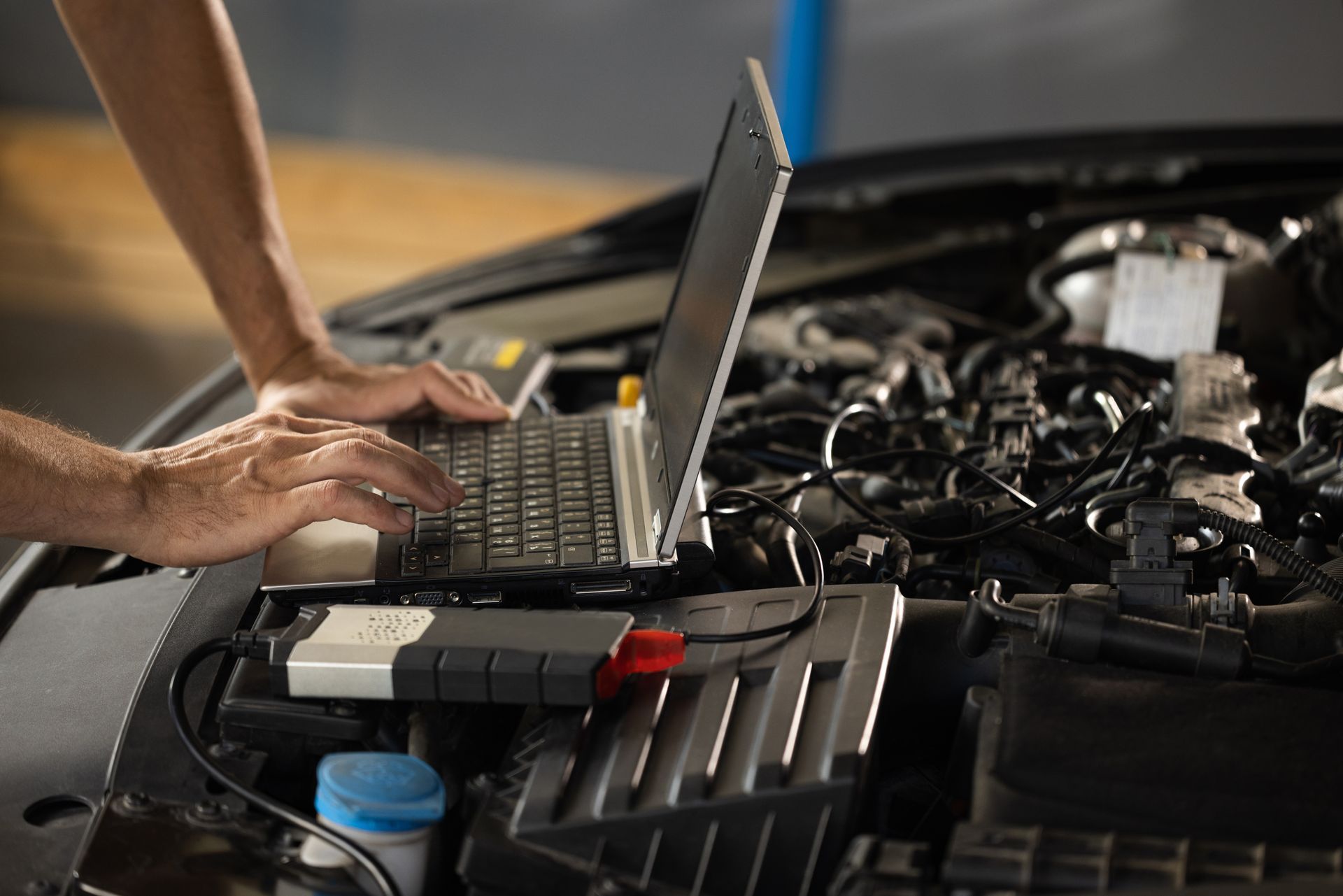 Diagnostic de voiture avec un ordinateur.