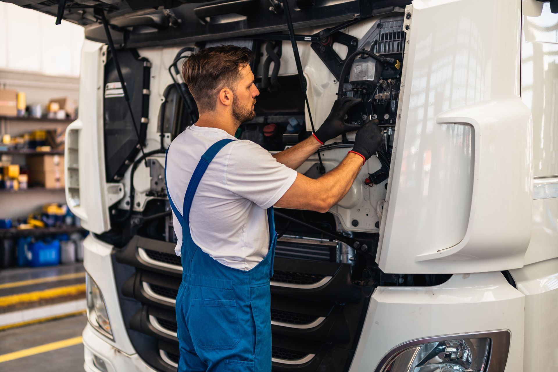 Un mécanicien de poids lourds inspecte le moteur d'un camion.