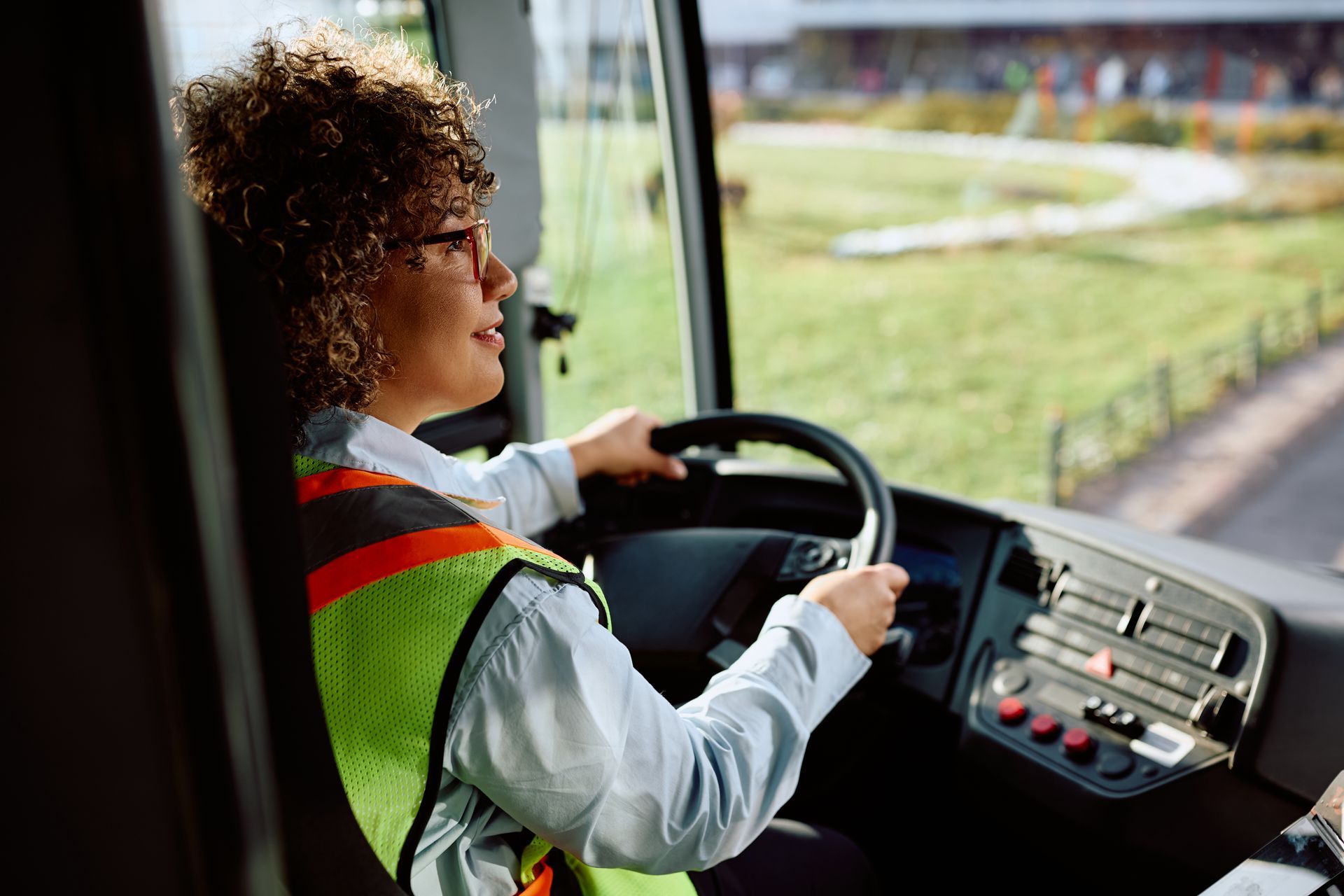 Une conductrice de bus souriante.