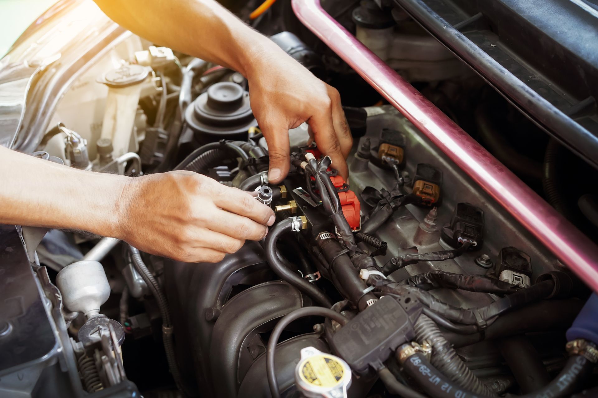Intervention sur un moteur de voiture.