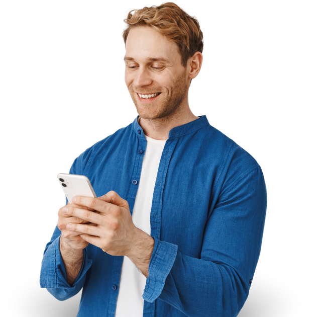 Un homme utilise son smartphone.