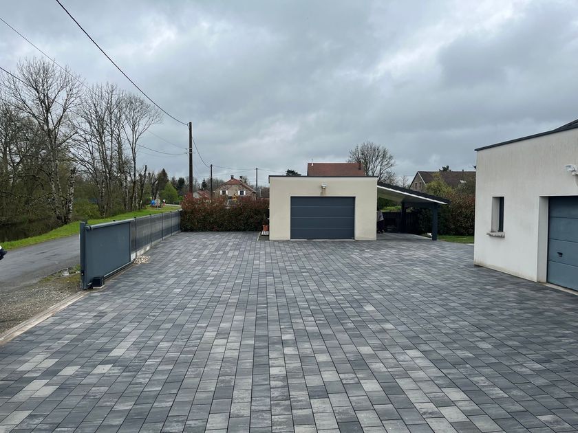 Une cour pavée