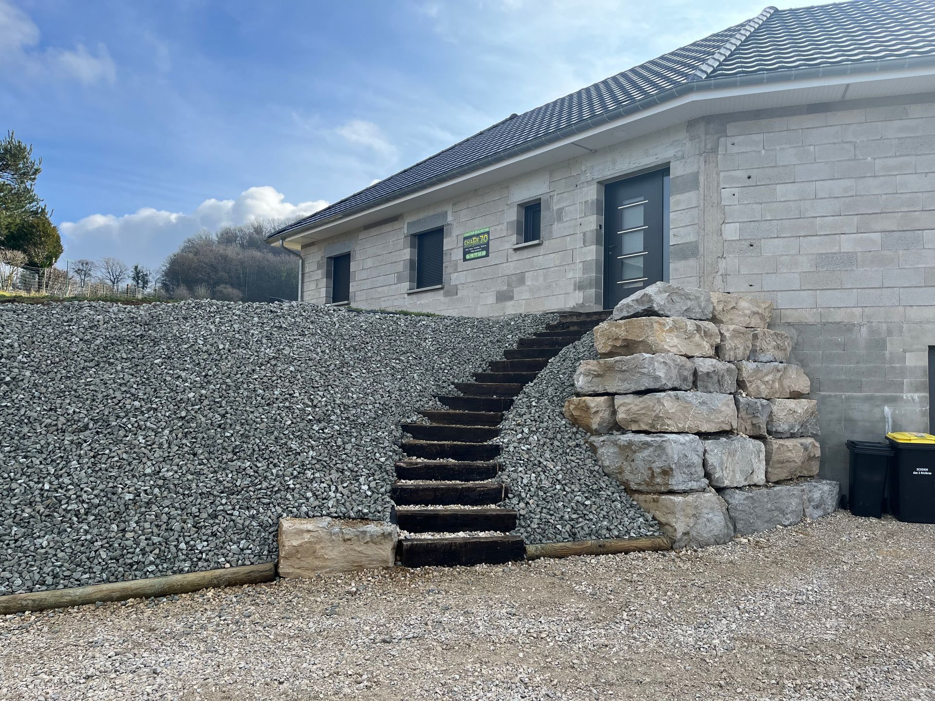 Aménagment extérieur avec enrochement et escalier