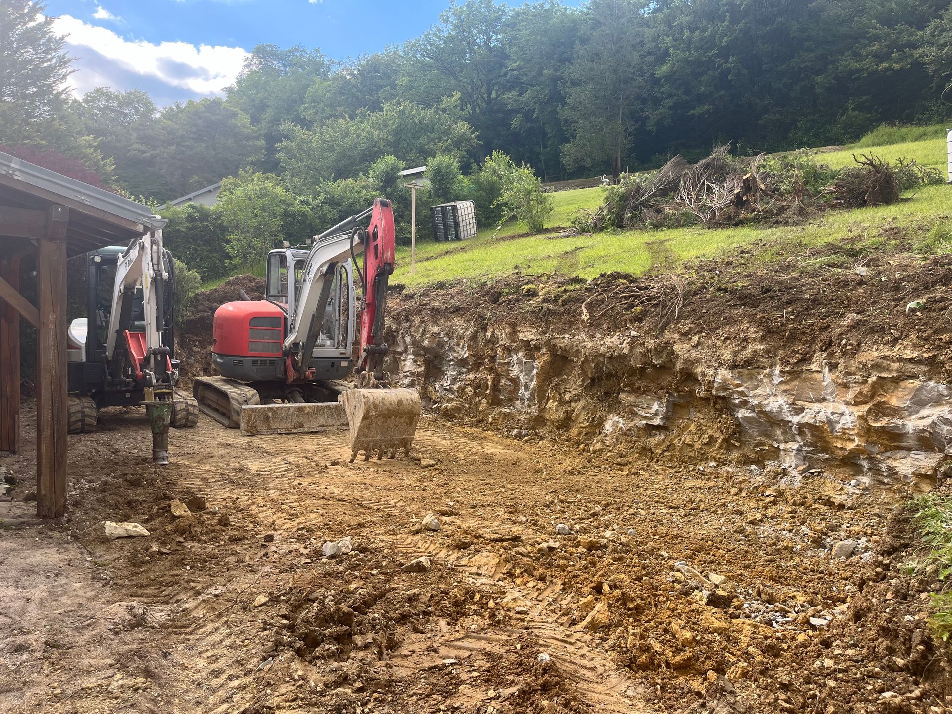 Une pelleteuse sur un terrain