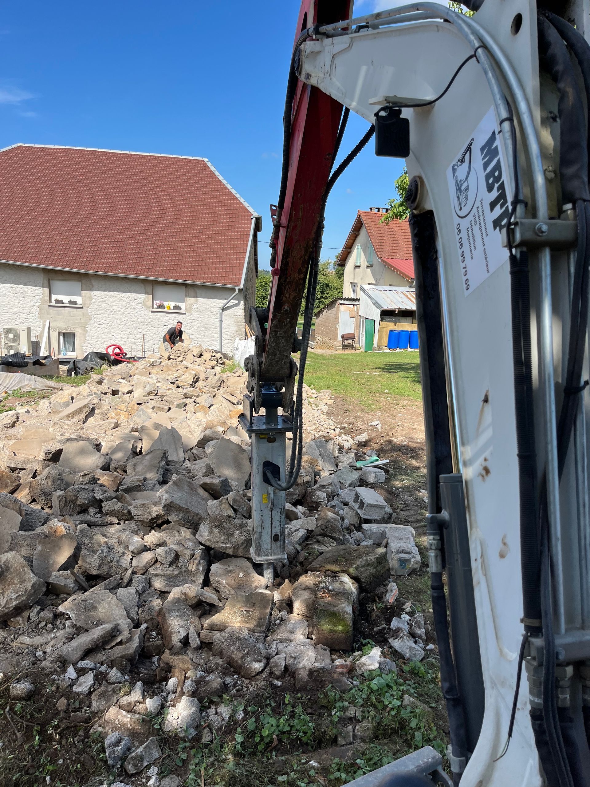Une pelleteuse déplaçant des pierres