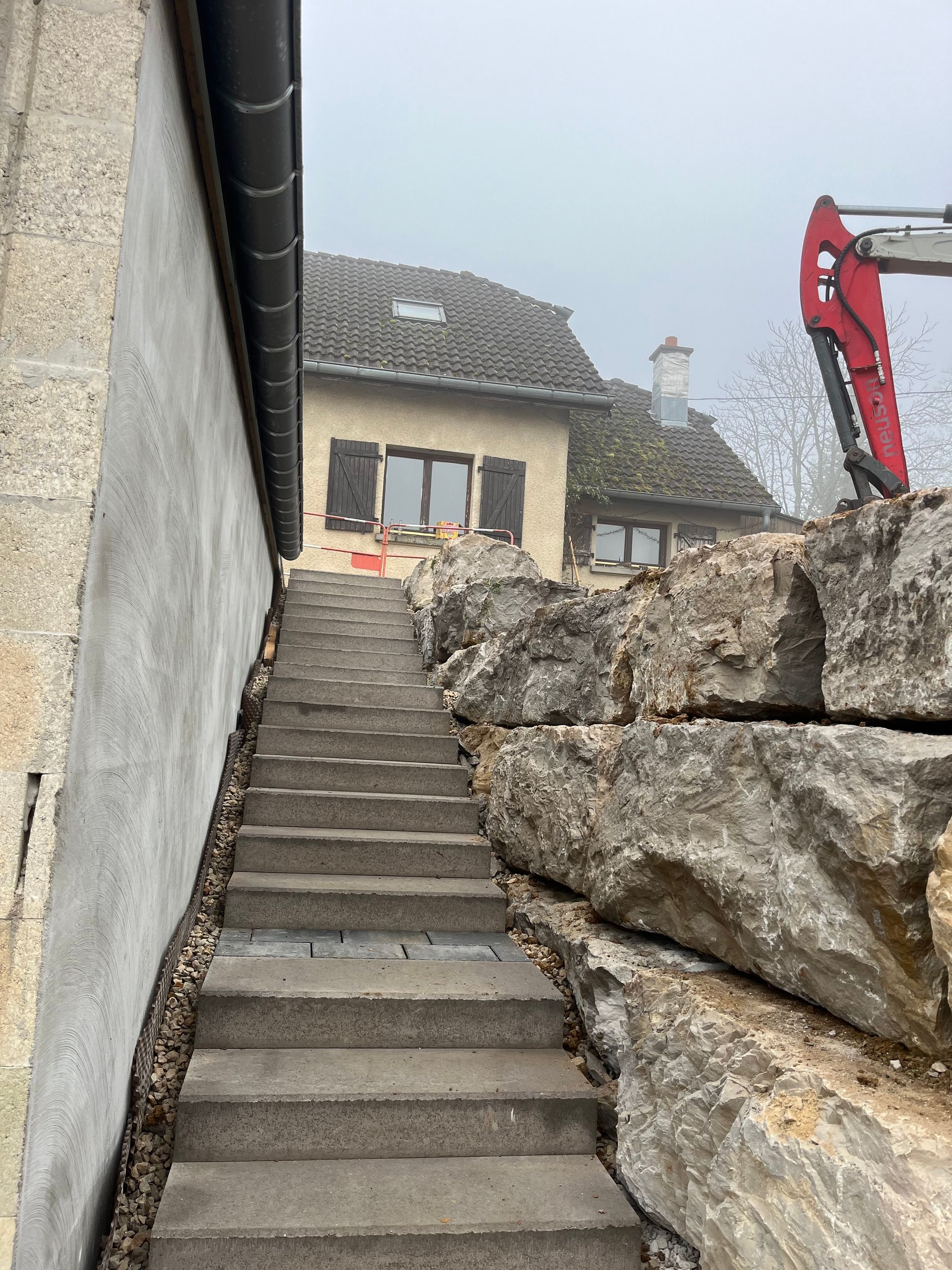 Un escalier et un mur d'enrochement
