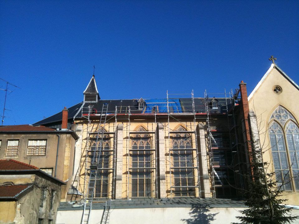Travaux de rénovation de la toiture d'une église