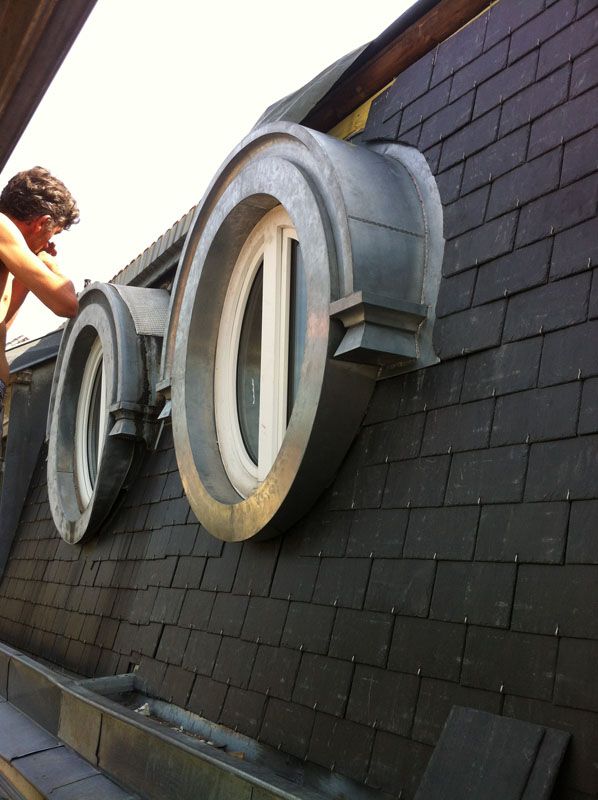 Fenêtres de toit en O sur une toiture en ardoise traditionnelle