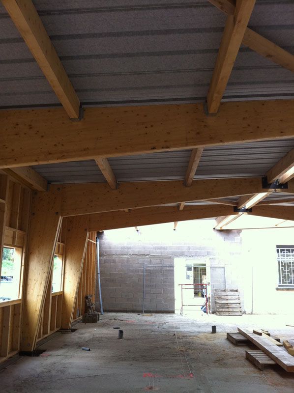 Vue de l'intérieur d'une charpente en lamelles collées